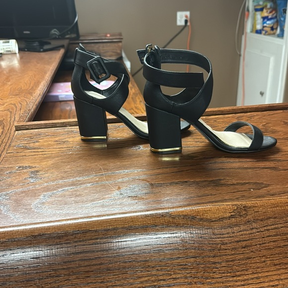 Black with gold trim blocked heel. - Picture 3 of 4